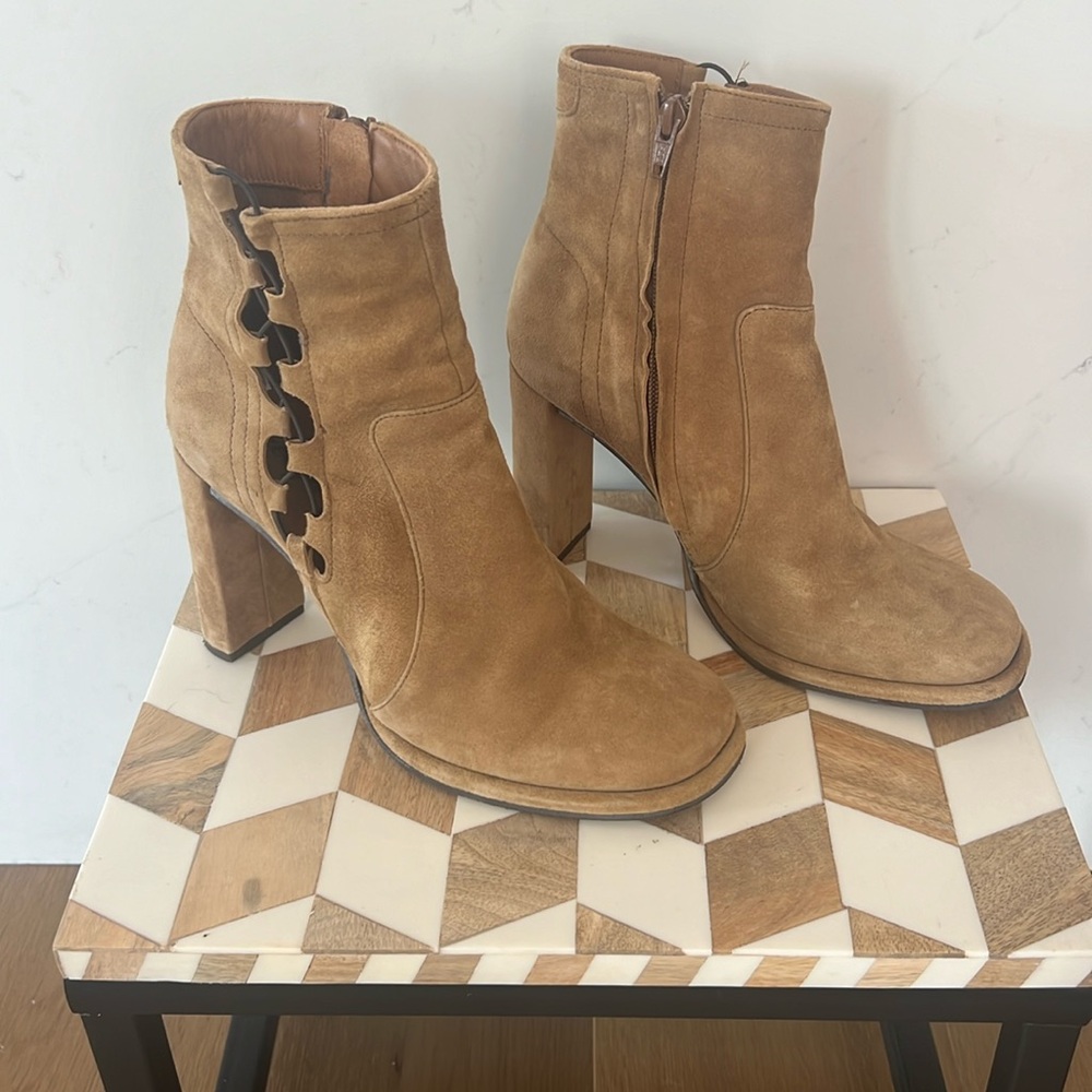 Free People suede Platform Boots, size 38, excellent gently used condition.
